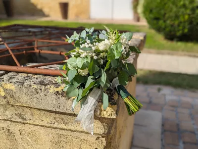 Bouquet de mariée champêtre avec roses blanches, eucalyptus et gypsophile pour le mariage de Clémence à Saint-Vincent-de-Pertignas.