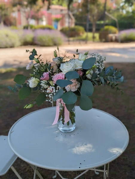 Magnifique bouquet de mariée champêtre pour le mariage de Rachel, avec roses crème, œillets rose pâle et eucalyptus.