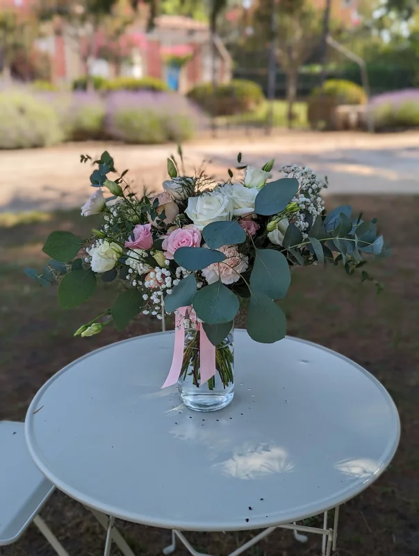 Magnifique bouquet de mariée champêtre pour le mariage de Rachel, avec roses crème, œillets rose pâle et eucalyptus.