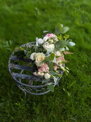 Bouquet de mariée champêtre avec roses blanches et roses pâles, eucalyptus et astilbe pour le mariage