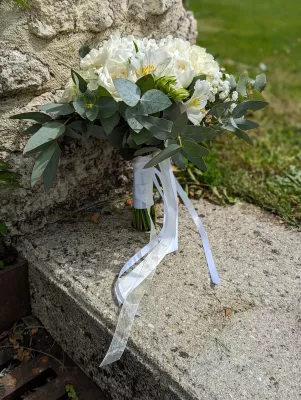 Bouquet de mariée style classique avec roses blanches, eucalyptus et gypsophile pour le mariage de Aurore.
