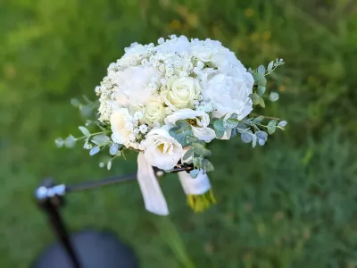 Bouquet de mariée style bohème chic avec roses blanches, pivoines, gypsophile et eucalyptus pour un mariage à Val de Virvée.