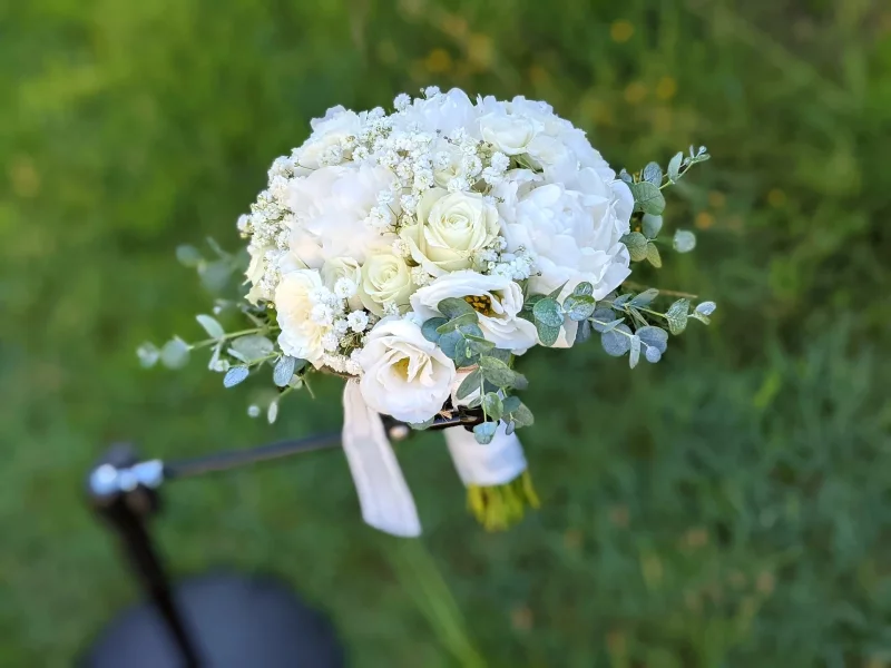 Bouquet de mariée style bohème chic avec roses blanches, pivoines, gypsophile et eucalyptus pour un mariage à Val de Virvée.