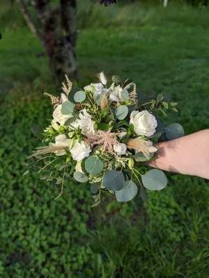 Bouquet de mariée de style bohème champêtre avec roses blanches, gypsophile, eucalyptus et herbe de la pampa pour un mariage à Biscarrosse.
