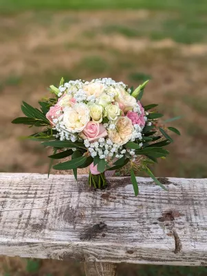 Bouquet de mariée style champêtre pour le mariage de Vanessa, roses crème, roses pâles, gypsophile et eucalyptus à Léognan.