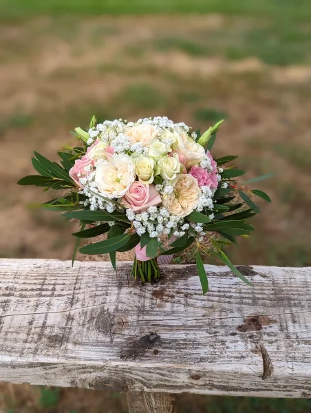 Bouquet de mariée style champêtre pour le mariage de Vanessa, roses crème, roses pâles, gypsophile et eucalyptus à Léognan.