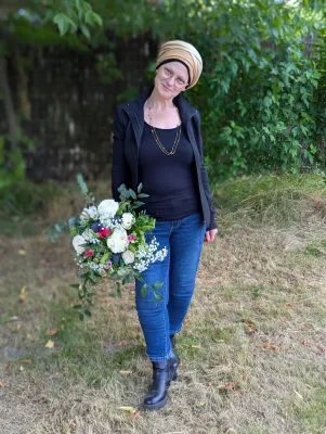Magnifique bouquet de mariée style champêtre avec roses blanches et roses, gypsophile délicat et chardons bleus pour un mariage élégant.
