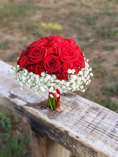 Grand bouquet de mariée classique avec roses rouges intenses et gypsophile blanc pur, pour le mariage de Julie au Caillavet.