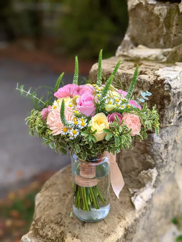 Bouquet de mariée champêtre et bohème avec roses poudrées, œillets pêche et marguerites blanches, mariage Elise.