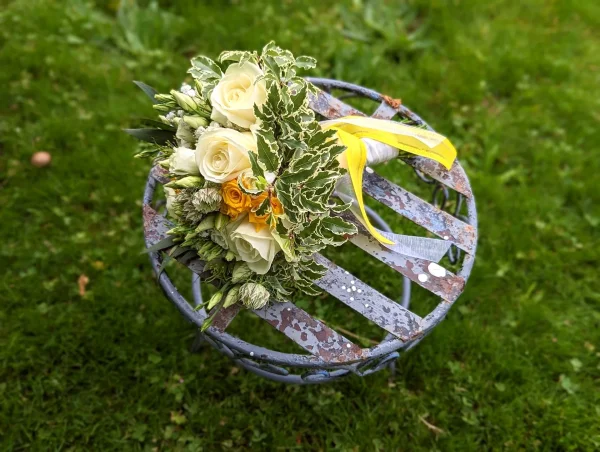 Bouquet de mariée champêtre avec roses blanches et jaunes, gypsophile et feuillage panaché pour le mariage de Laure à Aillas.