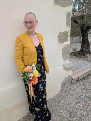 Bouquet de mariée champêtre sophistiqué avec roses jaunes, oranges et feuillage panaché.