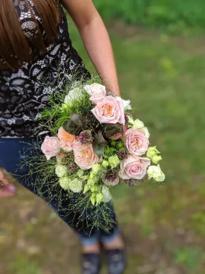 Bouquet de mariée classique-champêtre avec roses roses, lisianthus pâles et feuillage frais pour mariage.