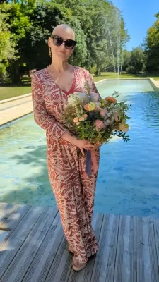 Magnifique bouquet de mariée champêtre bohème, roses pêche, œillets et chardons bleus, idéal pour un mariage.