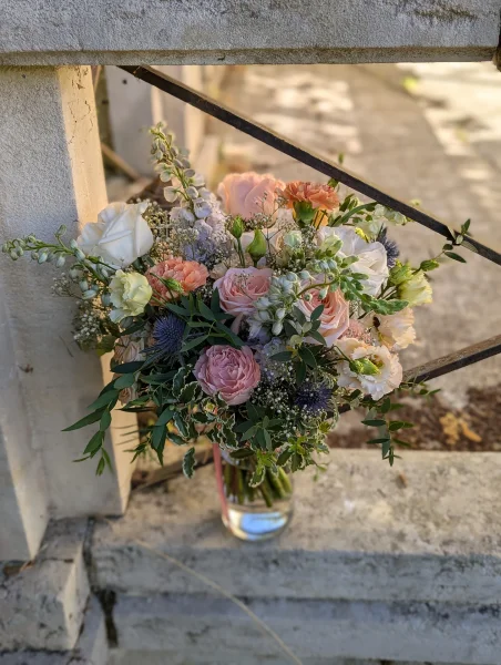 Magnifique bouquet de mariée champêtre bohème, roses pêche, œillets et chardons bleus, idéal pour un mariage.