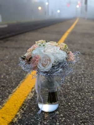 Grand bouquet de mariée classique rond, composé de roses poudrées, œillets délicats et feuillage argenté pour un mariage.