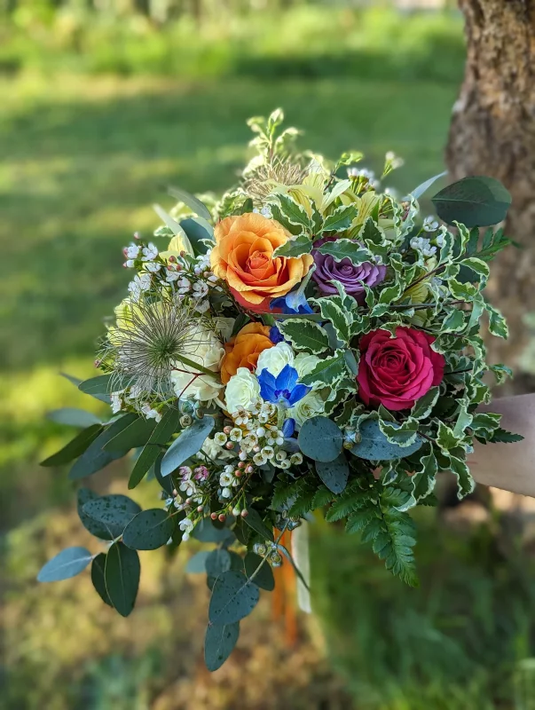 Bouquet de mariée champêtre avec roses orange et rouges, chardon et eucalyptus pour mariage Jennifer à Haux.