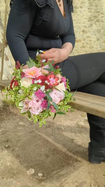 Bouquet de mariée champêtre sophistiqué avec roses, orchidées et feuillage panaché pour un mariage à Aillas.