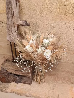 Bouquet de mariée bohème, roses blanches, pampa, gypsophile pour mariage Elsa au Château de Garde Moulon.