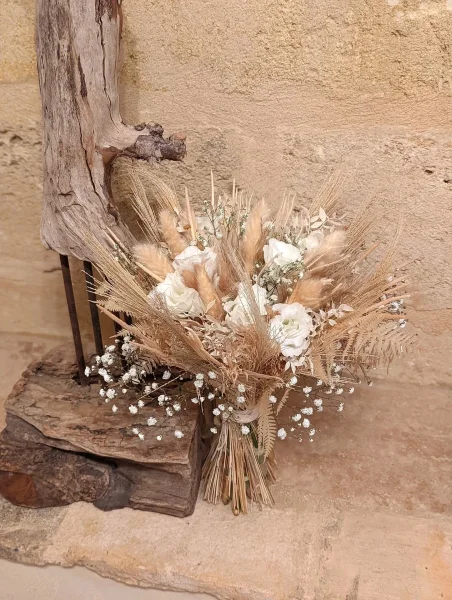 Bouquet de mariée bohème, roses blanches, pampa, gypsophile pour mariage Elsa au Château de Garde Moulon.
