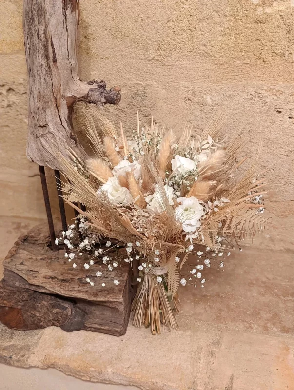 Bohemian bridal bouquet, white roses, pampas grass, gypsophila for Elsa's wedding at Château de Garde Moulon.