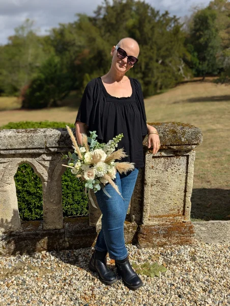 Bouquet de mariée bohème avec roses crème, dahlias, pampa, eucalyptus et gypsophile pour le mariage de Leila.