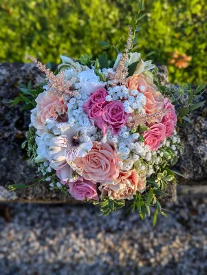 Bouquet de mariée bohème chic avec roses pêche et roses poudré, alstroemerias blanches et gypsophile délicat.