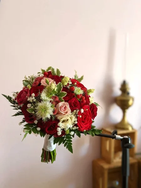 Bouquet de mariée style classique avec roses rouges et roses, astrantia blanche et feuillage, pour un mariage à Arcachon.