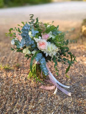 Bouquet de mariée champêtre romantique avec roses, dahlias blancs, astilbe rose et eucalyptus pour le mariage de Mandy.