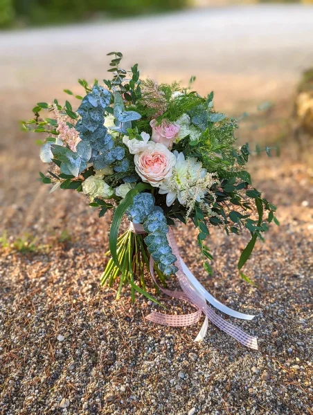 Bouquet de mariée champêtre romantique avec roses, dahlias blancs, astilbe rose et eucalyptus pour le mariage de Mandy.