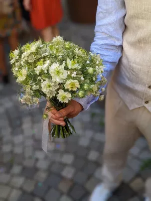 Bouquet de mariée champêtre, composé de Nigelle de Damas et Gypsophile blanches et vertes, pour un mariage estival au Domaine de Chaligny.