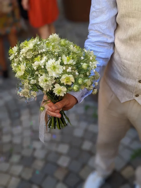 Bouquet de mariée champêtre, composé de Nigelle de Damas et Gypsophile blanches et vertes, pour un mariage estival au Domaine de Chaligny.