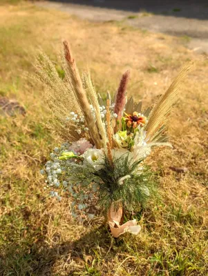 Petit bouquet bohème avec pampa, eustoma et gypsophile pour lancer de bouquet de mariage