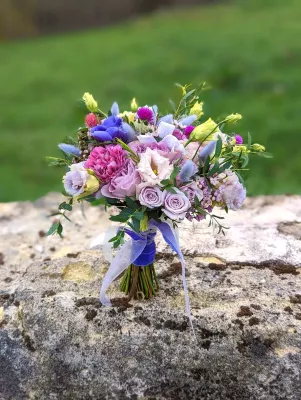 Bridal bouquet, garden-style, roses, anemones and purple carnations, for a wedding in Vayres.