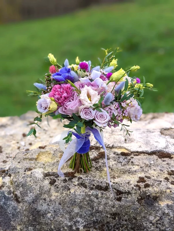 Bridal bouquet, garden-style, roses, anemones and purple carnations, for a wedding in Vayres.
