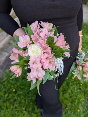 Bouquet de mariage à lancer classique avec alstroemeria rose et roses blanches, entouré de gypsophile et feuillage.