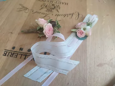 Boutonnière et bracelet floral champêtre avec roses miniatures et feuillage pour un mariage