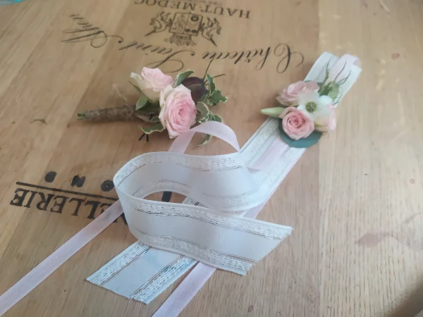 Boutonnière et bracelet floral champêtre avec roses miniatures et feuillage pour un mariage