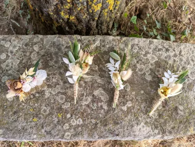 Ensemble de boutonnières bohèmes avec fleurs et feuillages séchés, pampas et lagurus, attachées avec de la ficelle de jute.