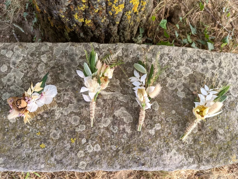 Ensemble de boutonnières bohèmes avec fleurs et feuillages séchés, pampas et lagurus, attachées avec de la ficelle de jute.