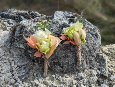 Boutonnière bohème avec lisianthus crème, feuilles séchées pêche et pampas pour un mariage estival à Vayres.