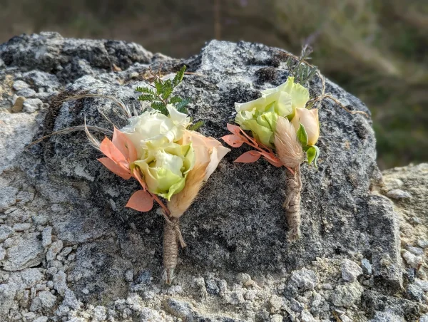 Boutonnière bohème avec lisianthus crème, feuilles séchées pêche et pampas pour un mariage estival à Vayres.