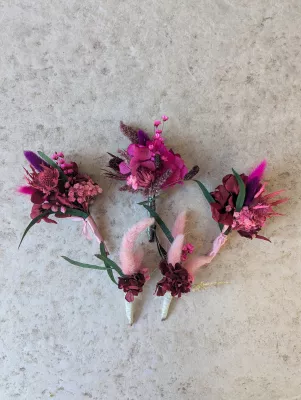 Boutonnières et petits bouquets champêtres avec pampa rose, hortensia et feuillages pour mariage.