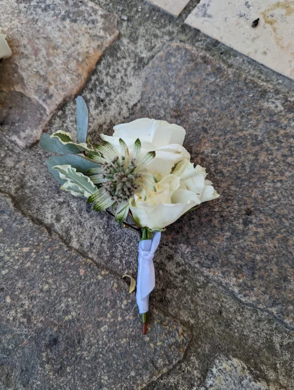 Modern and rustic wedding buttonhole with white rose, thistle and eucalyptus for Lucie's wedding in Pessac.