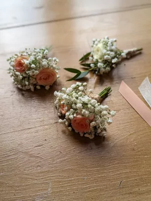 Boutonnière de mariage classique avec roses pêche et gypsophile pour un mariage d'automne au Château Pape Clément.