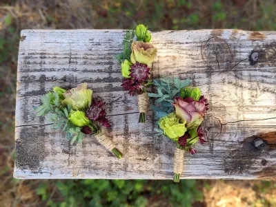 Boutonnière champêtre avec scabieuse pourpre, rose vert pâle et feuillage varié pour un mariage à Blanquefort.