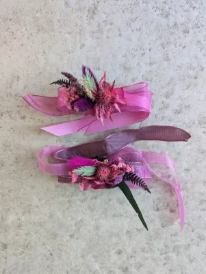 Bracelets floraux champêtres avec chardon rose-violet, pampa et rubans pour un mariage printanier.