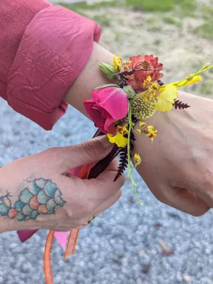 Bracelet floral de mariage style bohème, avec bouton de rose rose, chrysanthème jaune et feuillage fougère bordeaux.