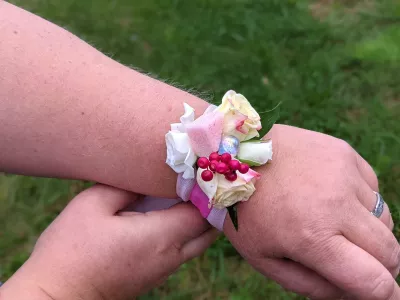 Bracelet floral classique avec roses blanches, jaunes, baies rouges et accents roses décoratifs pour mariage d'automne.