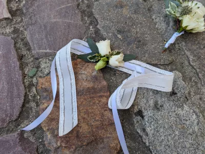 Bracelet floral de mariage classique avec petites roses blanches et feuillage, élégant accessoire pour les dames à Pessac.