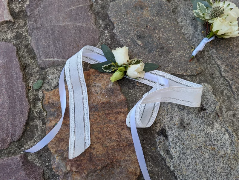 Bracelet floral de mariage classique avec petites roses blanches et feuillage, élégant accessoire pour les dames à Pessac.
